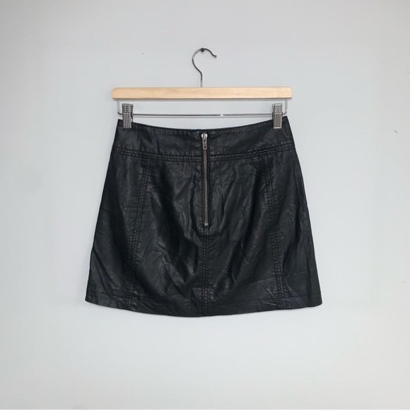 Free People Vegan Leather Mini Skirt Women's Size 2 US Black Zipper Faux Leather - Picture 6 of 9